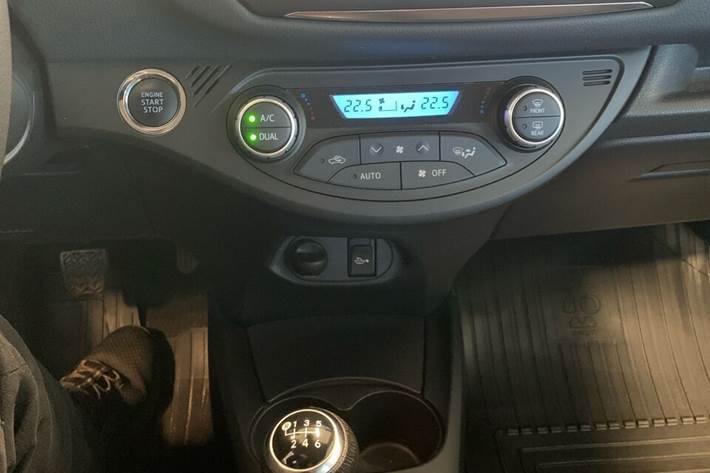 Sort Toyota Yaris fra 2018