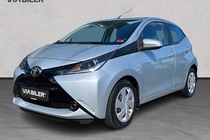 Sølv Toyota Aygo fra 2016 set udefra