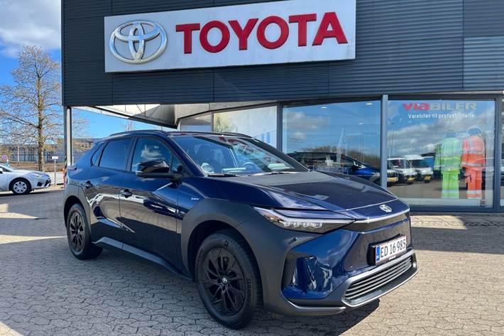 Blå Toyota BZ4X fra 2024