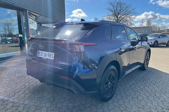 Blå Toyota BZ4X fra 2024