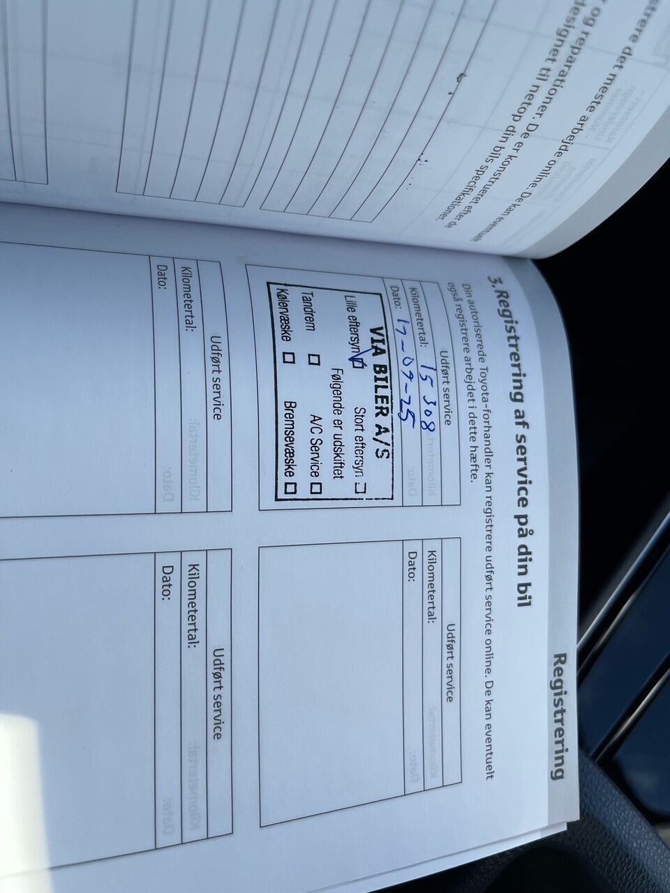 Blå Toyota BZ4X fra 2024