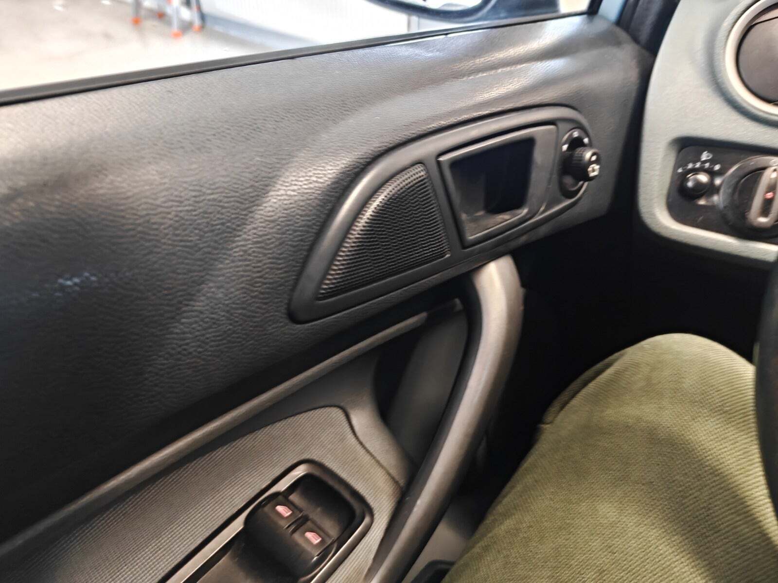 Gul Ford Fiesta fra 2010