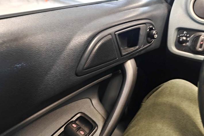 Gul Ford Fiesta fra 2010