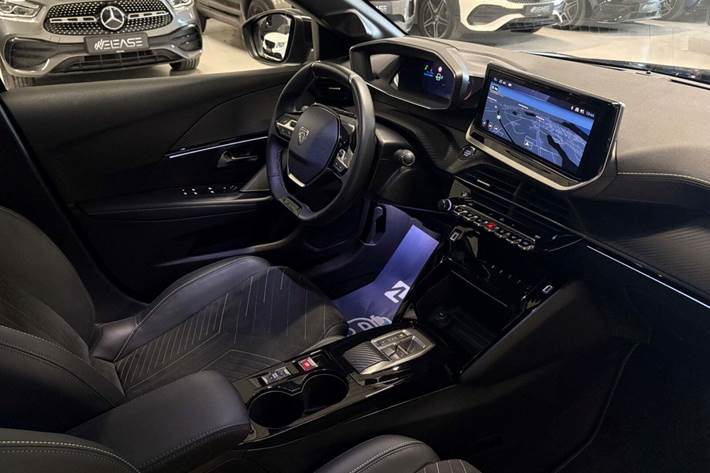 Sort Peugeot e-208 fra 2024