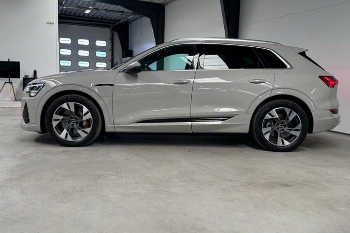 Grå Audi e-tron fra 2022