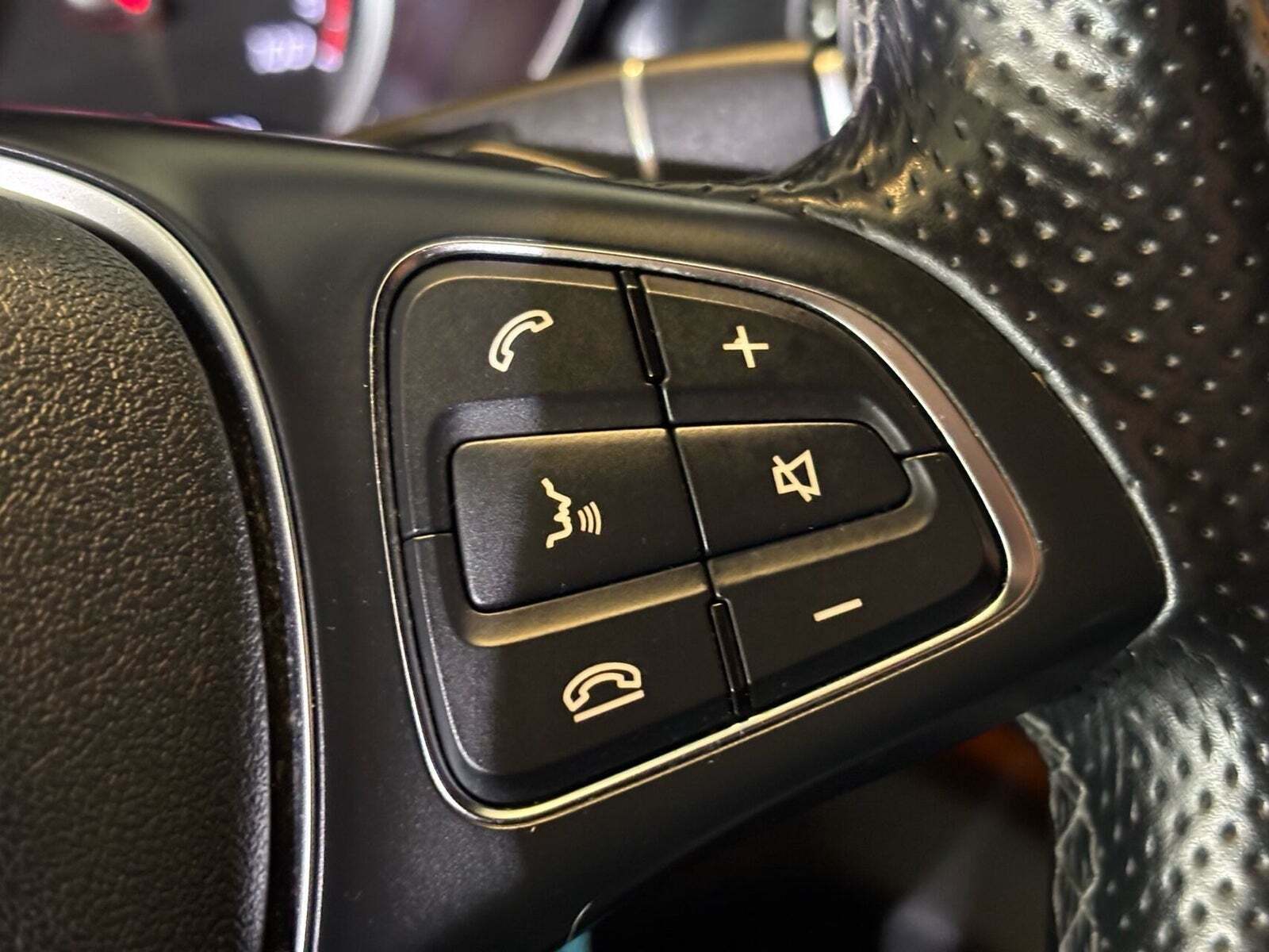 Hvid Mercedes EQV300 fra 2021