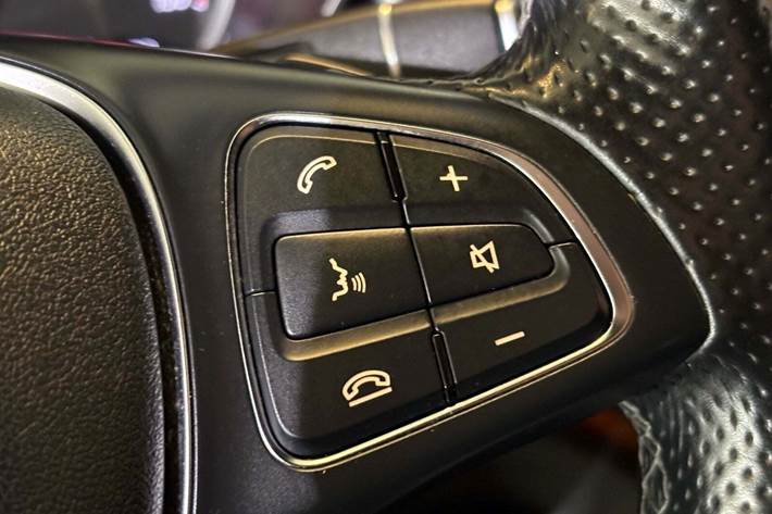 Hvid Mercedes EQV300 fra 2021