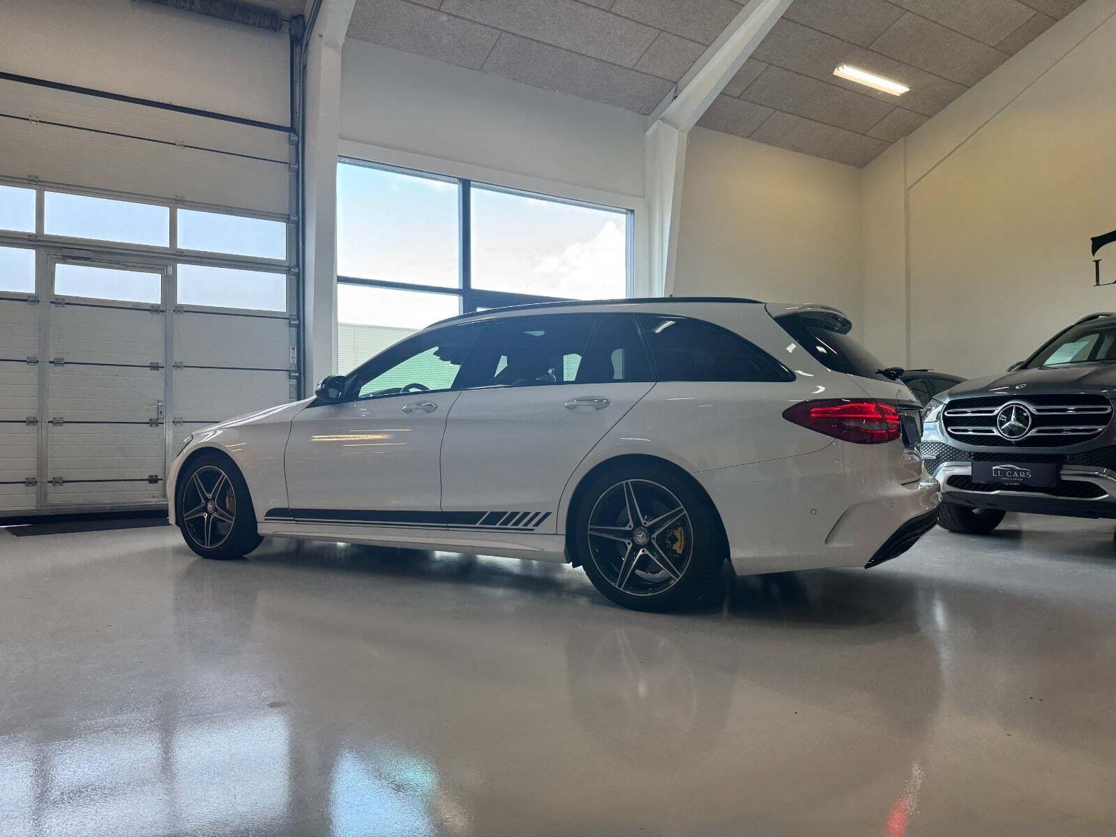 Brun Mercedes C450 fra 2016 set udefra