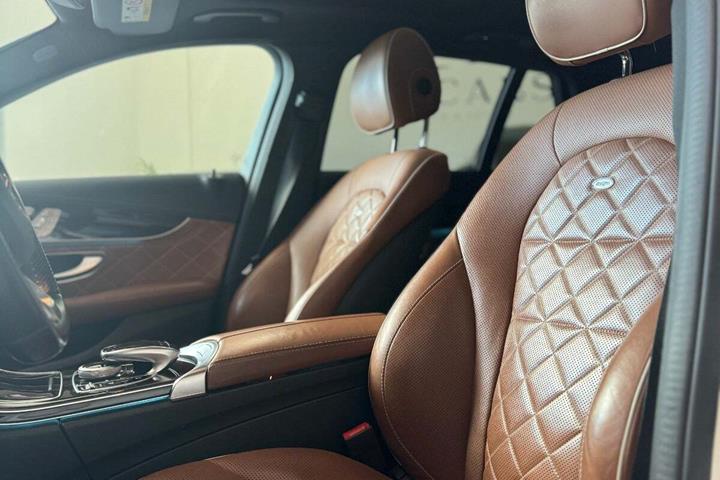 Brun Mercedes C450 fra 2016 set indefra