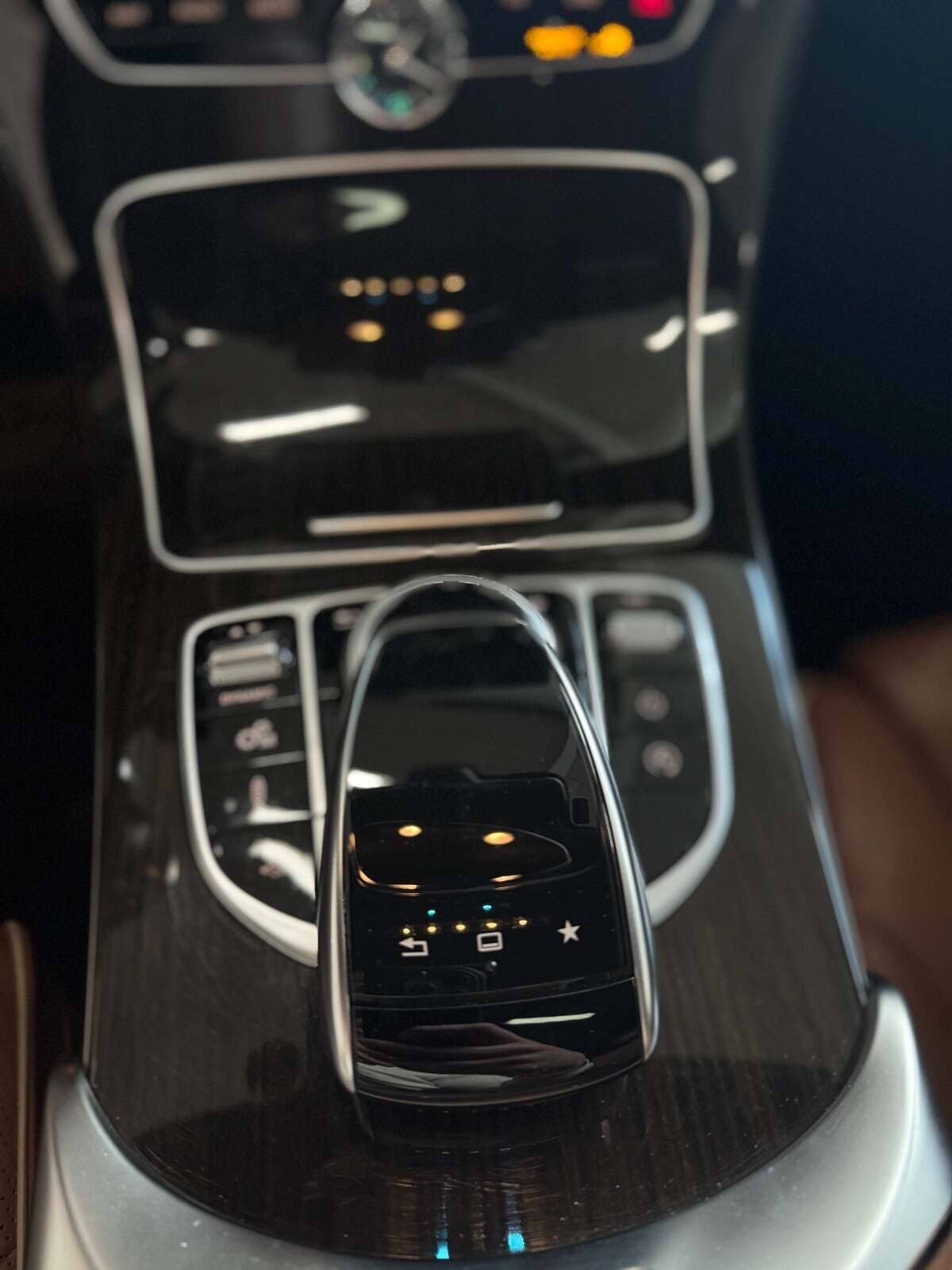 Brun Mercedes C450 fra 2016 set indefra