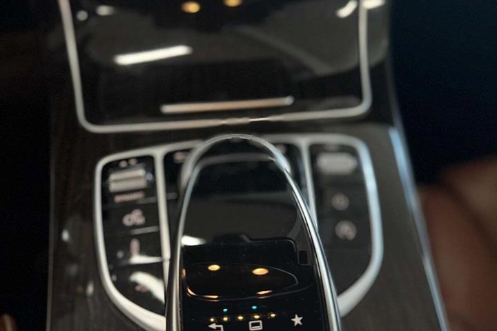 Brun Mercedes C450 fra 2016 set indefra