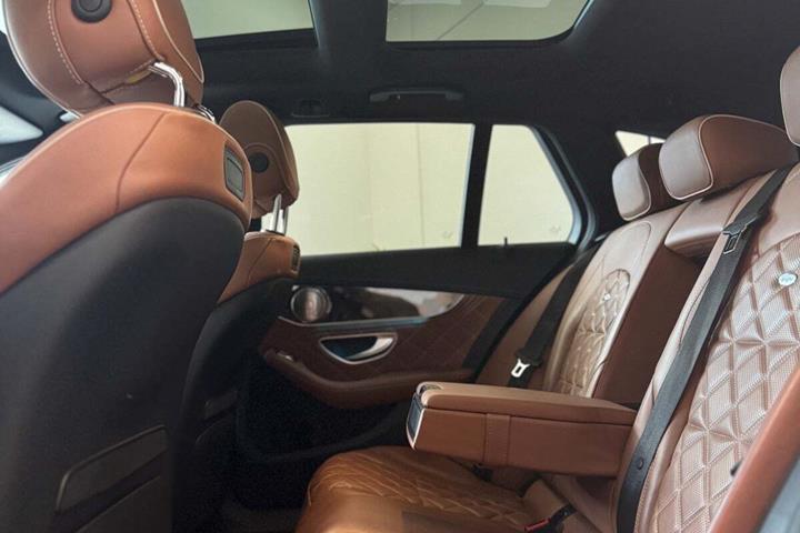 Brun Mercedes C450 fra 2016 set indefra
