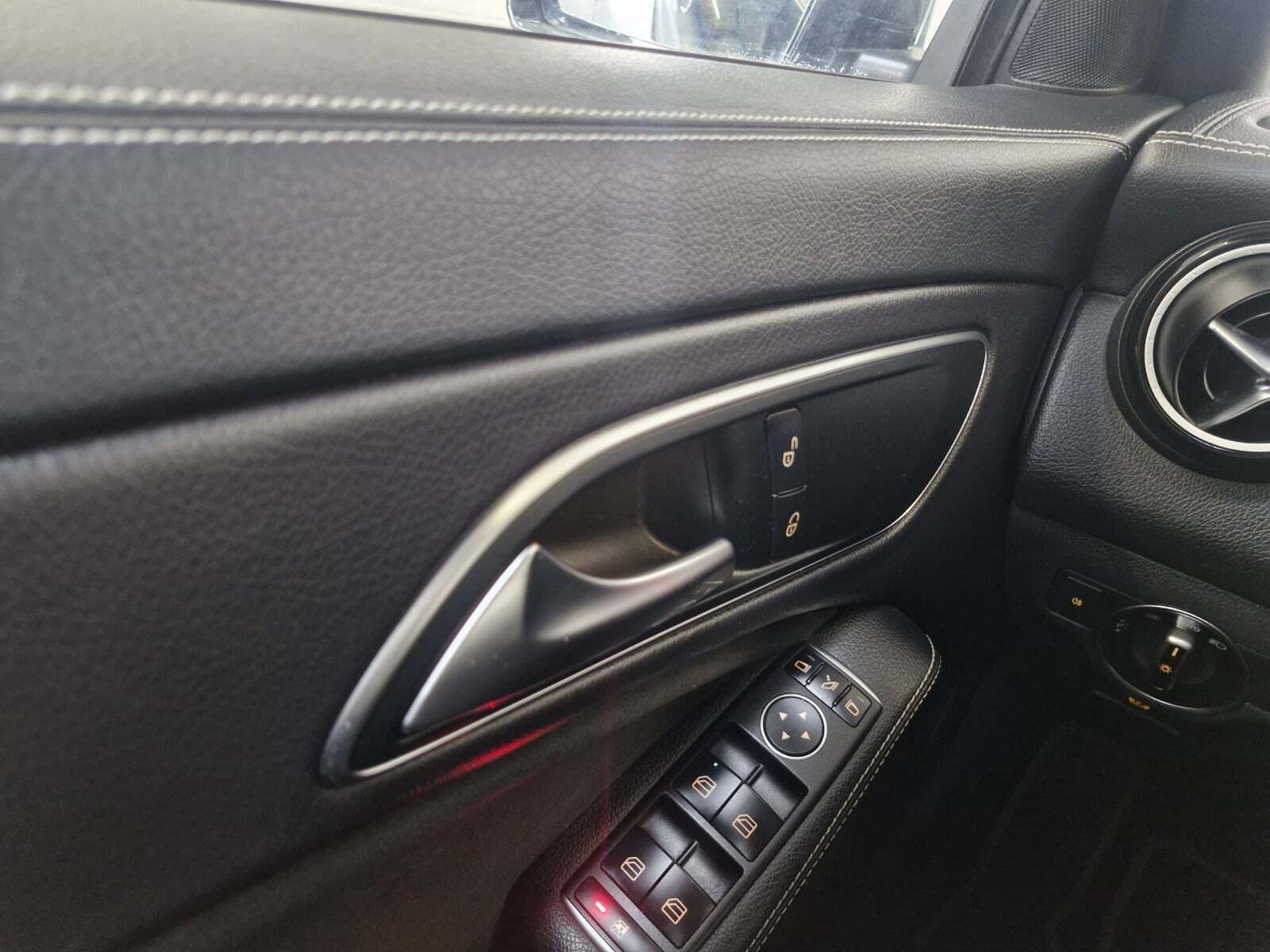 Sort Mercedes CLA200 fra 2018