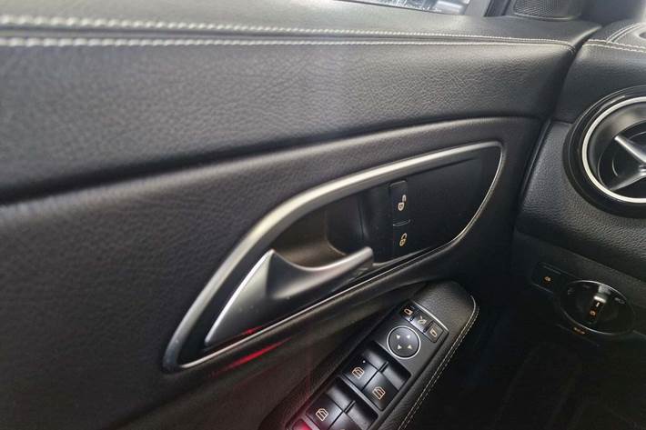 Sort Mercedes CLA200 fra 2018