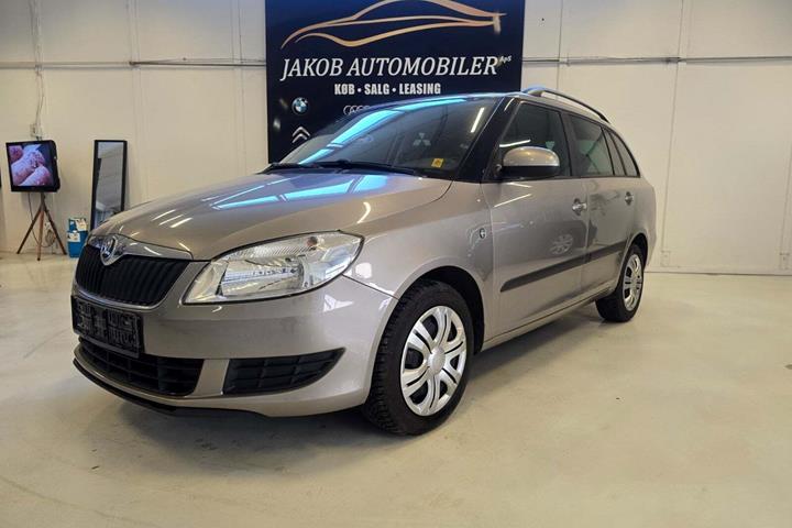 Orange Skoda Fabia fra 2013 set udefra