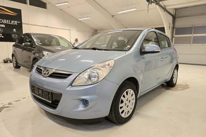Blå Hyundai i20 fra 2012