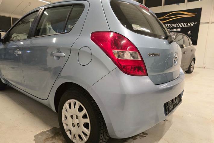 Blå Hyundai i20 fra 2012