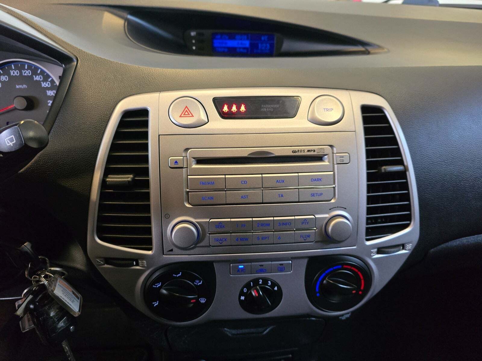 Blå Hyundai i20 fra 2012