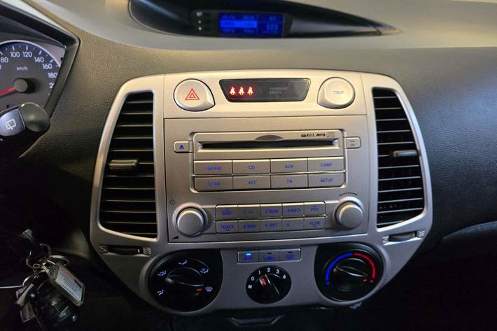 Blå Hyundai i20 fra 2012