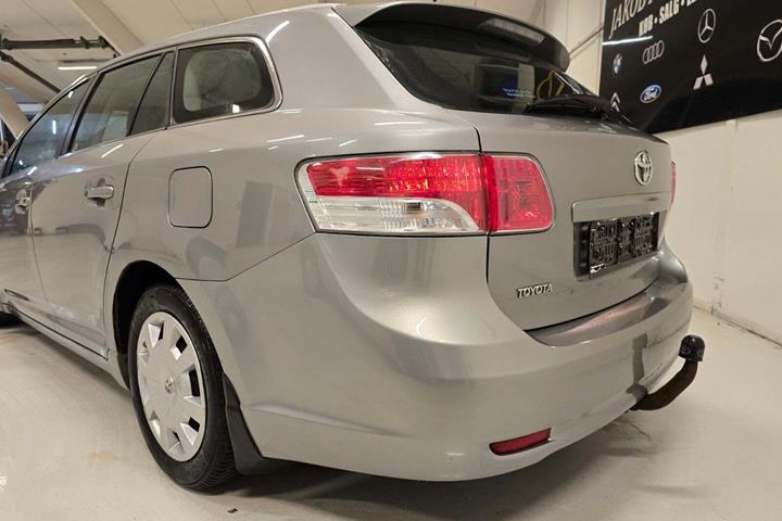 undefined Toyota Avensis fra 2010