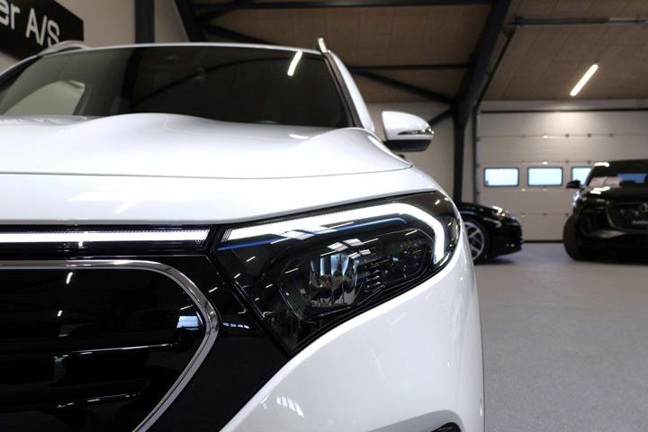 Hvid Mercedes EQB300 fra 2022