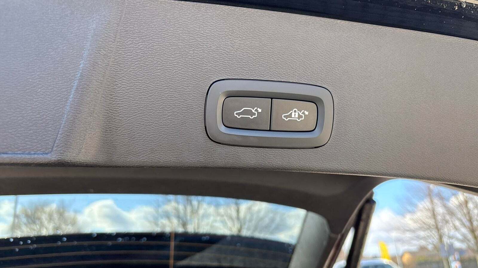 Sort Volvo XC40 fra 2024