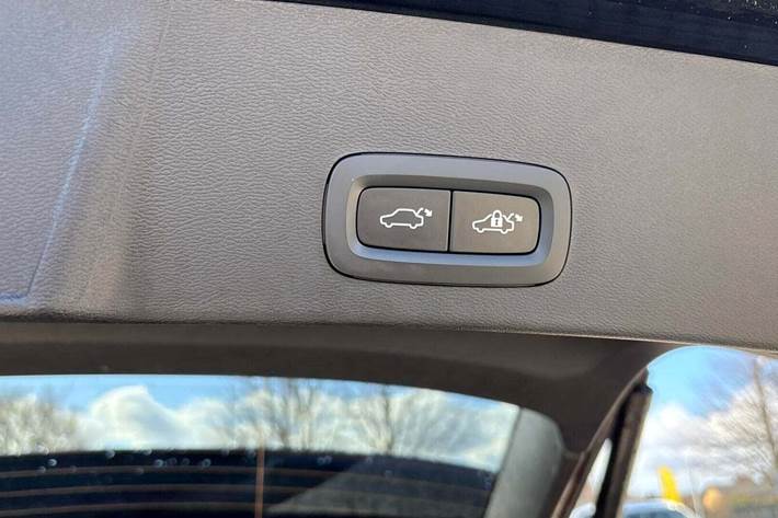 Sort Volvo XC40 fra 2024