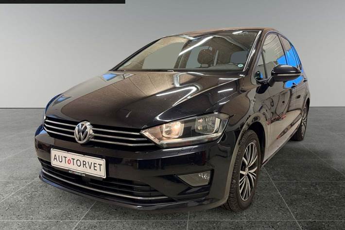 Sort VW Golf Sportsvan fra 2017 set udefra