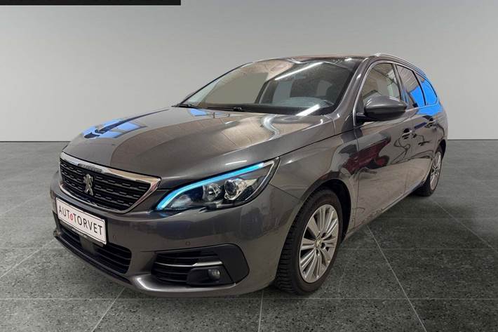 Grå Peugeot 308 fra 2019 set udefra