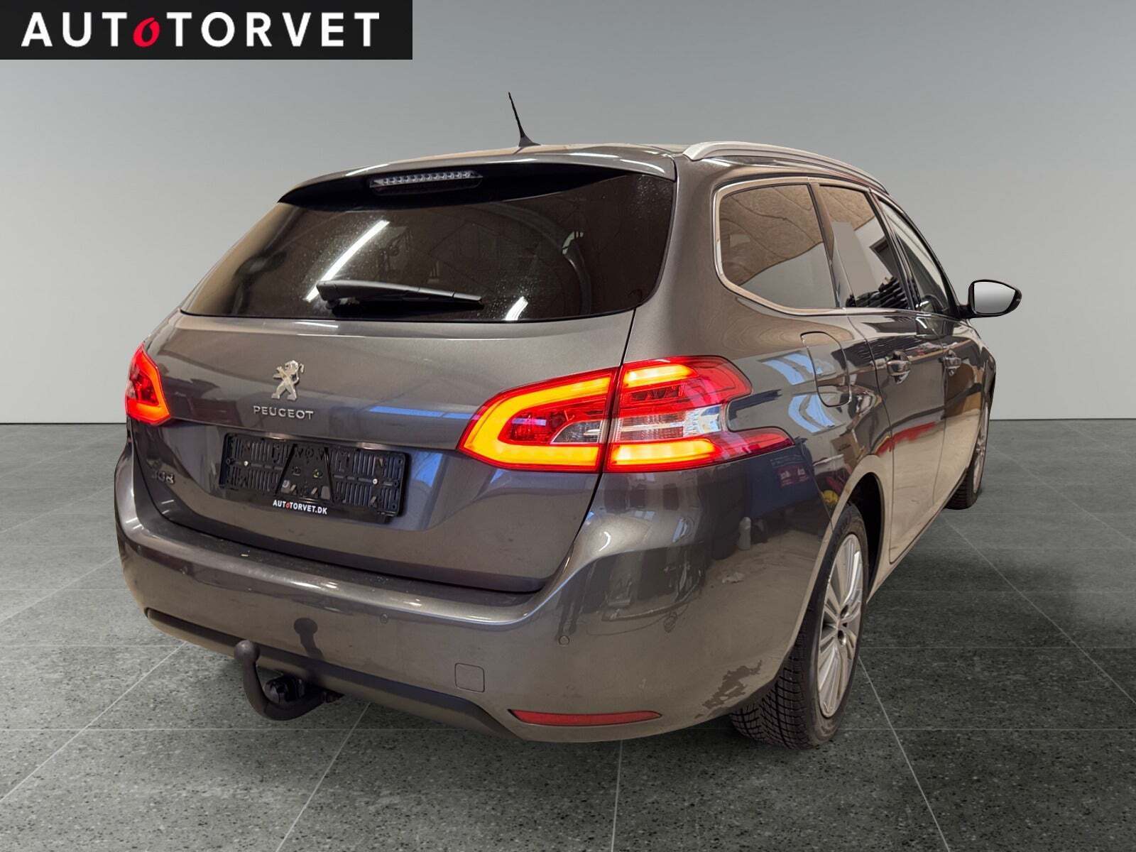 Grå Peugeot 308 fra 2019