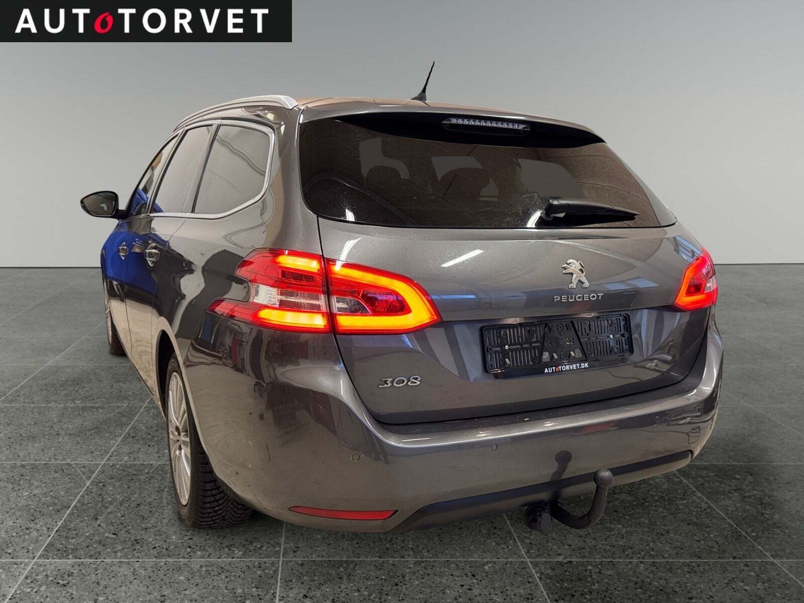 Grå Peugeot 308 fra 2019