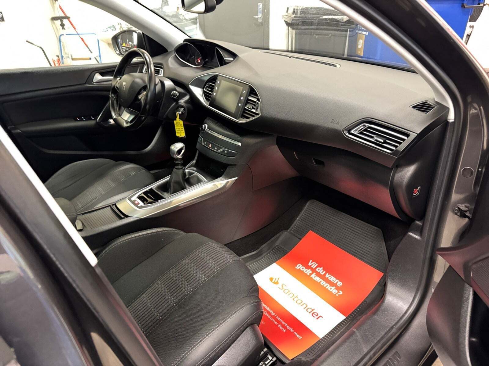 Grå Peugeot 308 fra 2019