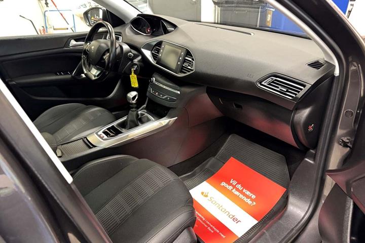 Grå Peugeot 308 fra 2019