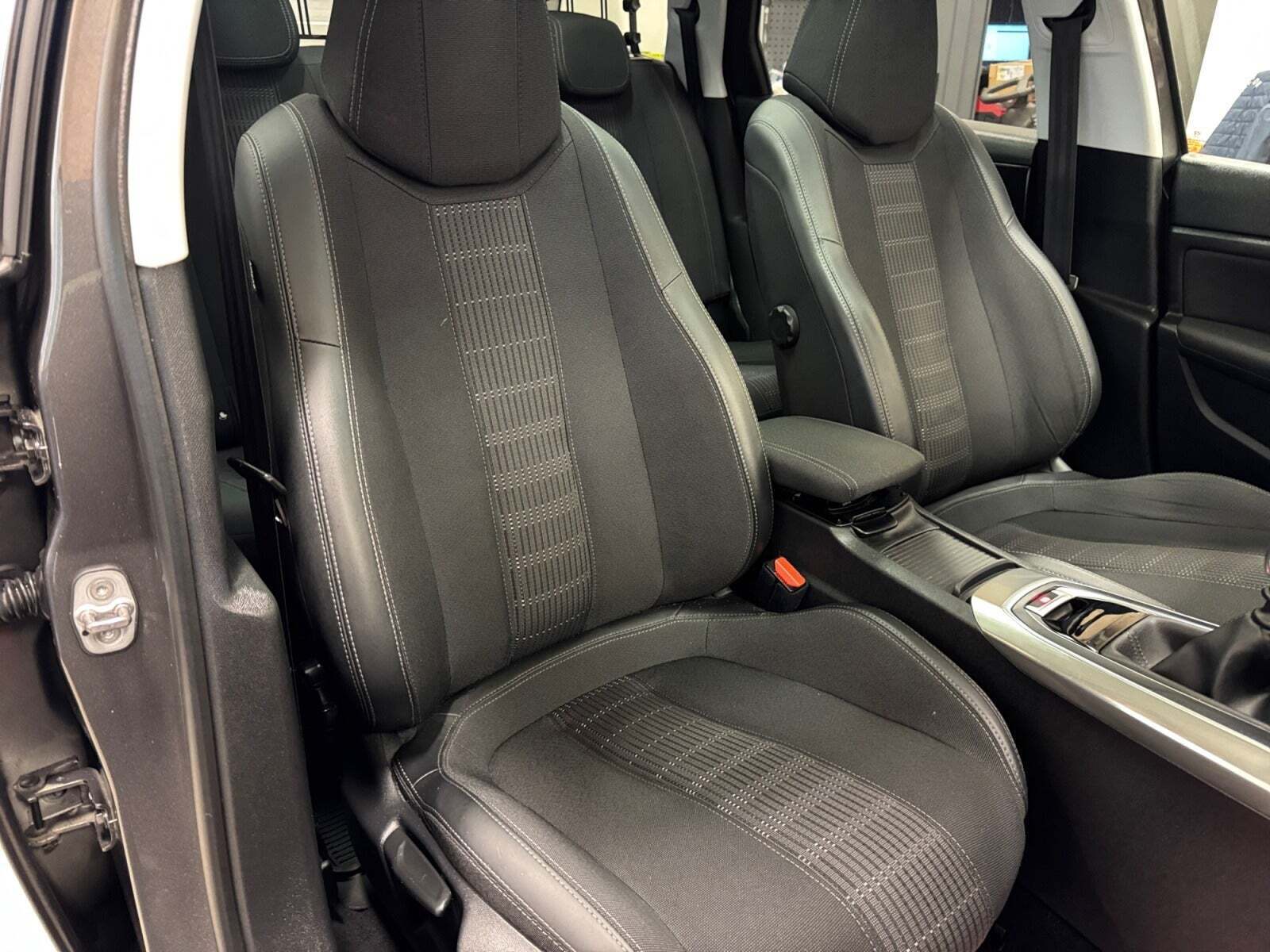 Grå Peugeot 308 fra 2019