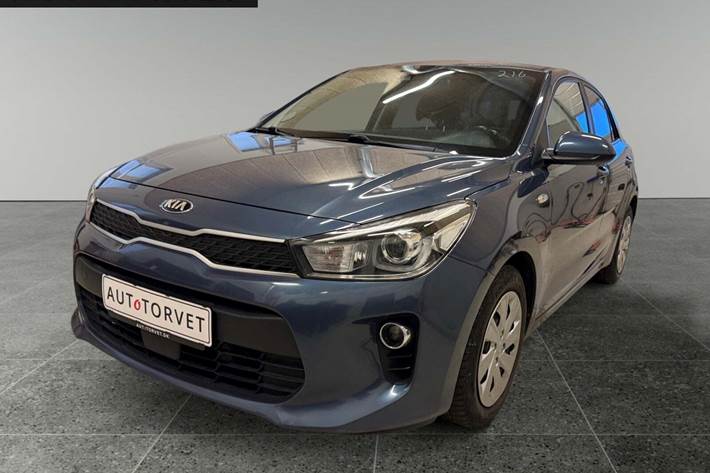 Blå Kia Rio fra 2017 set udefra