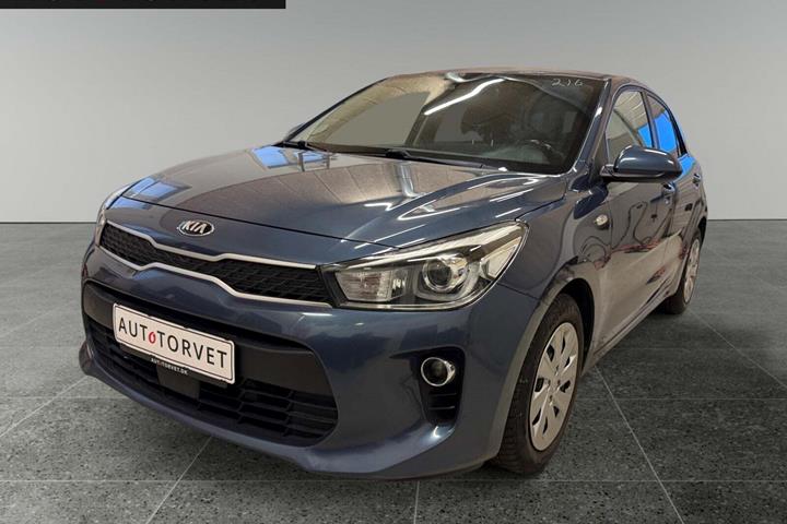 Blå Kia Rio fra 2017 set udefra