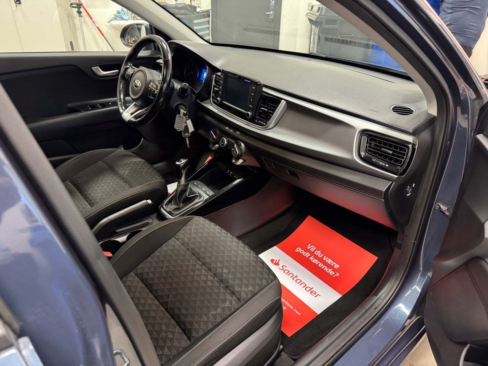 Blå Kia Rio fra 2017