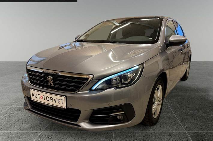 Sølv Peugeot 308 fra 2017 set udefra