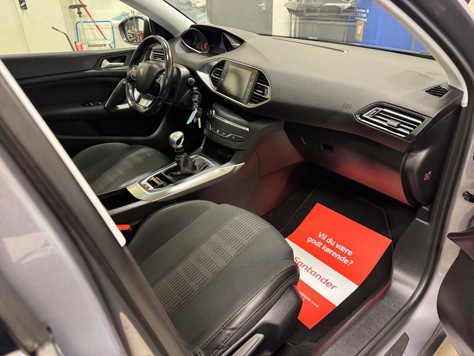 Sølv Peugeot 308 fra 2017
