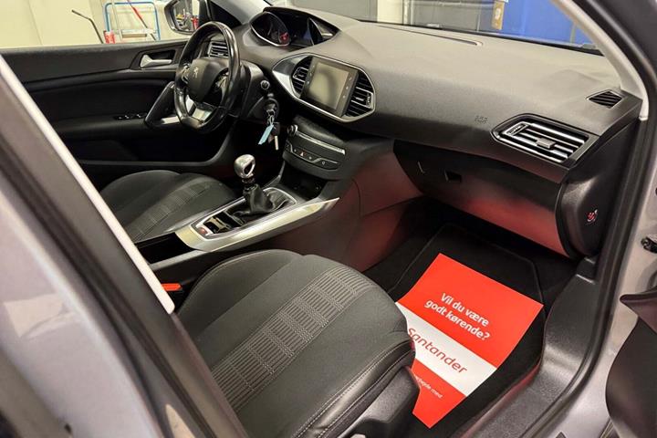 Sølv Peugeot 308 fra 2017