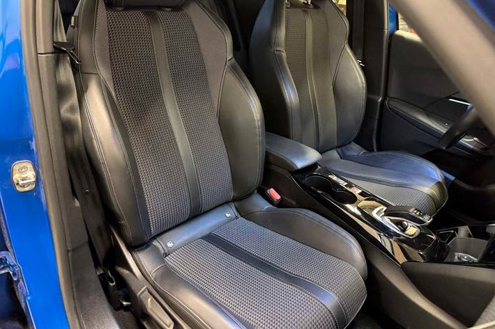 Blå Peugeot e-2008 fra 2020