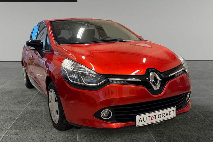 Rød Renault Clio IV fra 2013