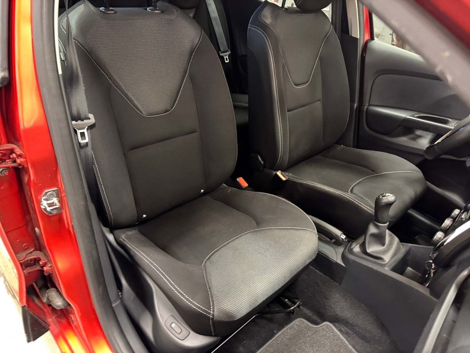 Rød Renault Clio IV fra 2013