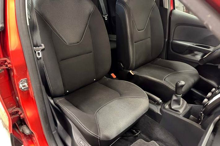 Rød Renault Clio IV fra 2013