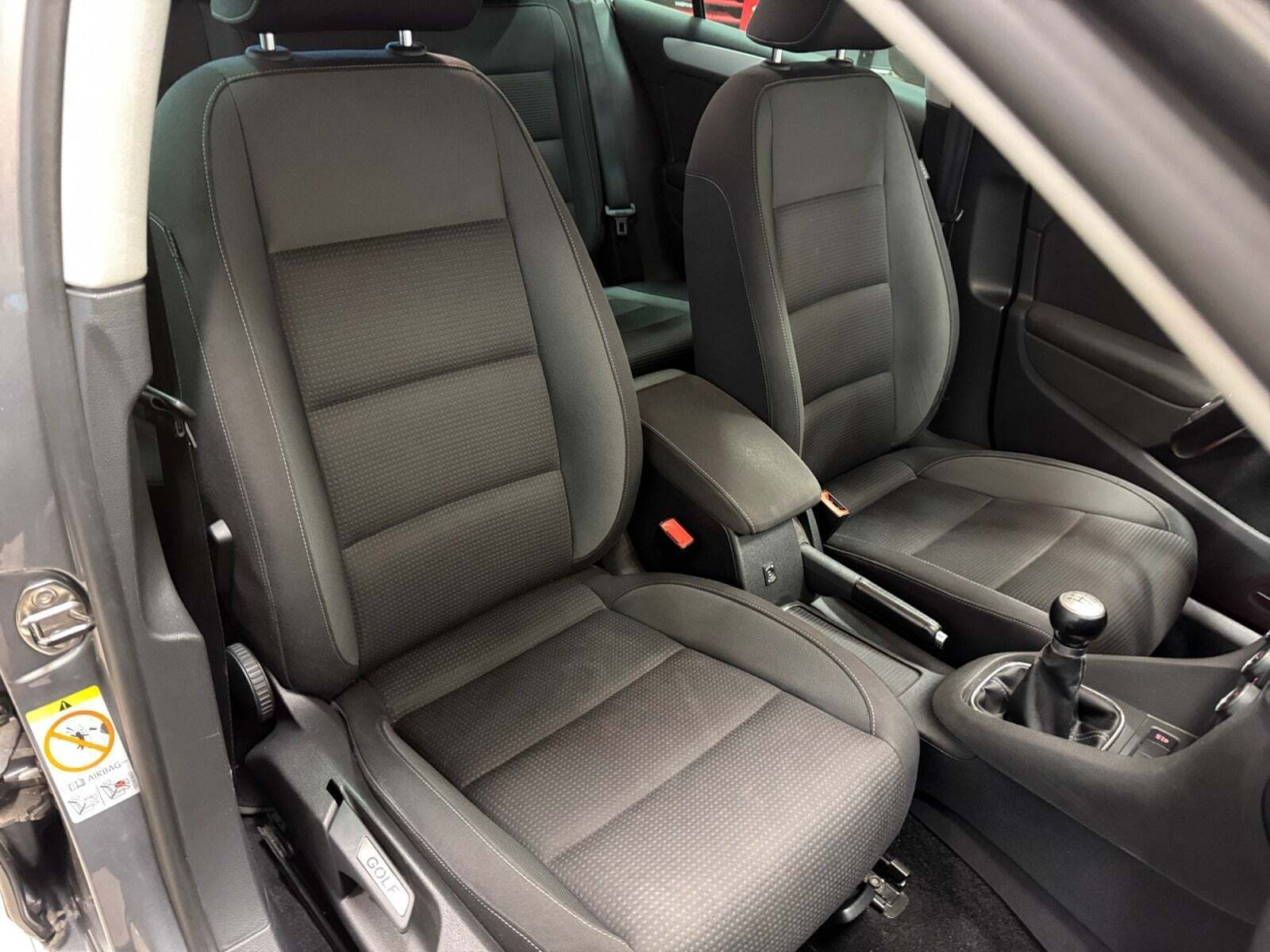 Grå VW Golf VI fra 2011