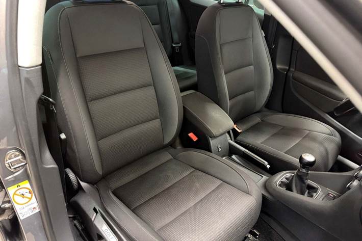 Grå VW Golf VI fra 2011