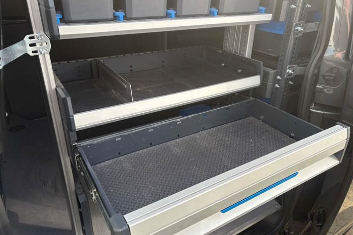 Grå VW Transporter fra 2022