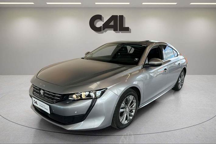 Sølv Peugeot 508 fra 2019 set udefra