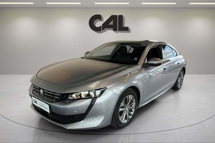 Sølv Peugeot 508 fra 2019 set udefra