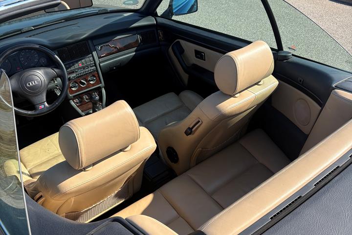 Sort Audi 80 fra 2000